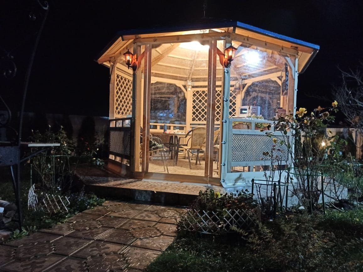 Мягкие окна ПВХ на освещенной садовой беседке в посёлке Коренево